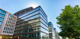 האם כל אחד יכול להשקיע ולהרוויח מנכסי נדל”ן?