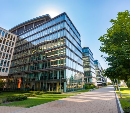 האם כל אחד יכול להשקיע ולהרוויח מנכסי נדל”ן?