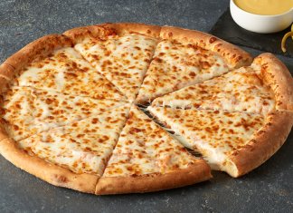 פאפא ג’ונס מגיעה לזכרון יעקב